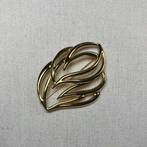 🛍️SALE🛍️VTG MONET Large SIGNED BROOCH PIN Open Work Flame Leaf GOLD TONE